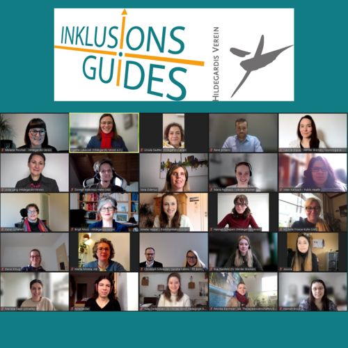 26 Menschen lächeln von 25 Zoom-Kacheln. Über dem Videokonferenz-Foto steht das Logo der InklusionsGuides und des Hildegardis-Vereins.