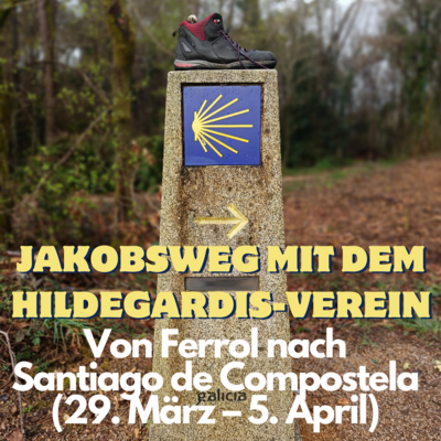 Foto von einem Jakobsweg-Wegweiser; einer Stele, auf der ein Wanderscuh steht. Auf dem Bild steht der Text: Jakobsweg mit dem Hildegardis-Verein. Von Ferrol nach Santiago, 29.3. bis 5.4.