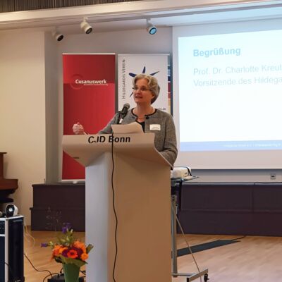 Frau am Pult