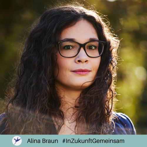 Portrait von Alina Braun. Sie hat lange braune Locken und trägt eine Brille.