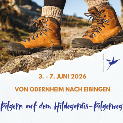 Foto von zwei Füßen mit Wanderschuhen auf einem Felsen. Darunter steht der Text: 3. bis 6. Juni 2026 von Odernheim nach Eibingen. Pilgern auf dem Hildegardis-Pilgerweg.