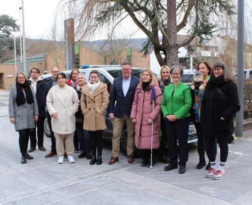 Gruppenfoto der InklusionsGuides, der Polizei Bonn und Vertreterinnen des Hildegardis-Vereins
