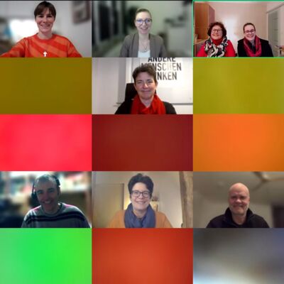 Auftakt des Projekts „Mission:Success! Erfolgreich im Beruf mit MS“ am 4.2.2025. 25 Zoom-Kacheln, von denen der größere Teil mit bunten Post-Its abgeklebt ist. Das HV-Team und sieben der Teilnehmenden zeigen ihr Gesicht in der Öffentlichkeit.