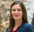 Agathe Lukassek, fotografiert von Jasmin Breidenbach Agathe Lukassek mit mehr als schulterlangen hellbraunen Haaren ist leicht geschminkt und lächelt.