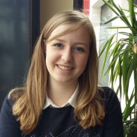 Carolin Tombers mit mehr als schulterlangen blonden Haaren lächelt in die Kamera.