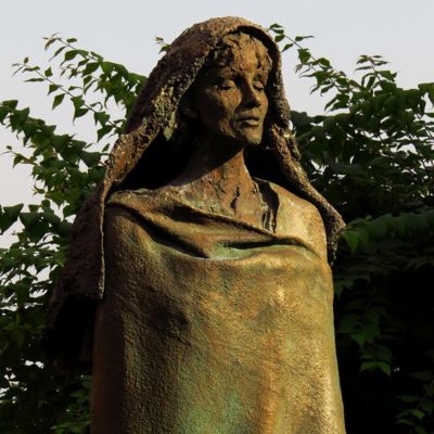 Hildegard-Skulptur von Karlheinz Oswald auf dem Kirchplatz der Abtei St. Hildegard. Copyright: Abtei St. Hildegard, Rüdesheim-Eibingen