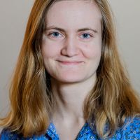 Julia Schönbeck mit schulterlangen blonden Haaren lächelt.