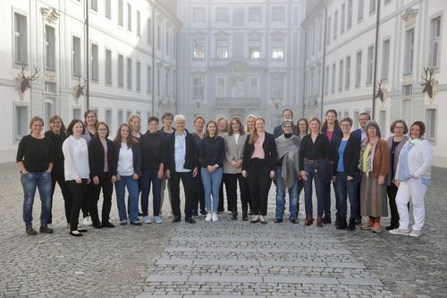 Mentees und weitere Beteiligte des Mentorings der Gruppe 6b am 21.9.2022 vor dem Tagungshaus Schloss Hirschberg (Bistum Eichstätt).