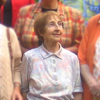 Maria Dahms bei der Mitgliederversammlung im Jahr 2006: Eine Dame in einer floralen Bluse blickt in die obere rechte Ecke des Bildes.