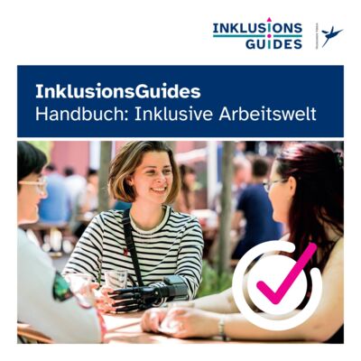 Titelseite InklusionsGuides - Handbuch:Inklusive Arbeitswelt. Das Titelbild zeigt drei junge Personen, die draußen zusammensitzen und miteinander diskutieren. Eine Frau trägt eine Armprothese.